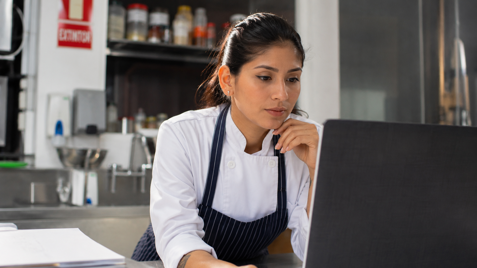 Cocinera elaborando una receta en cocina profesional